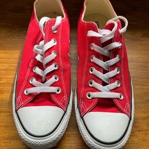 Size 9 (women) Red Converse Sneaker